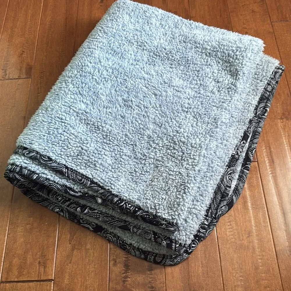 Vera Bradley Plush Fleece Throw Blanket Paisley Piping Trim Grey & Black 52×90